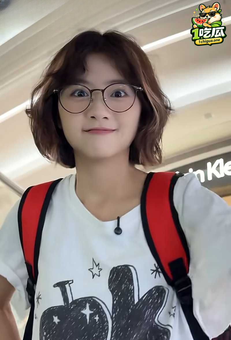 转转美女博主 收手机的CC 全裸视频疯传 自述被造黄谣报案 未想又现性爱猛料