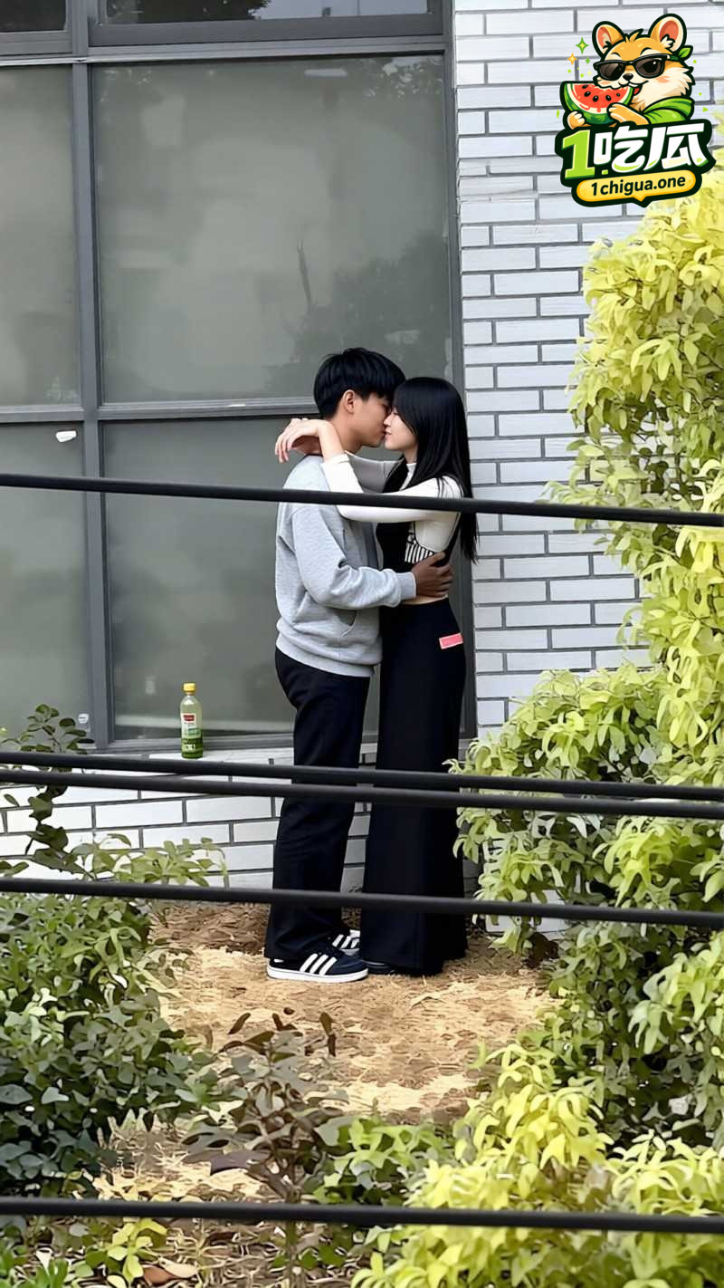 安徽蚌埠职教园教学楼 情侣户外口交惨遭偷拍 小伙现场为女友演示如何后入
