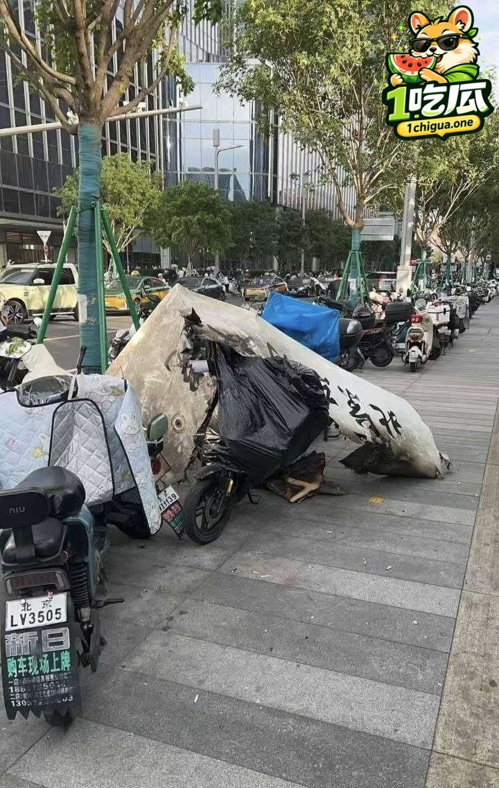 北京中国尊疑遭B12PP小型飞机撞击 残骸断裂散落街头 引起大片路人围观