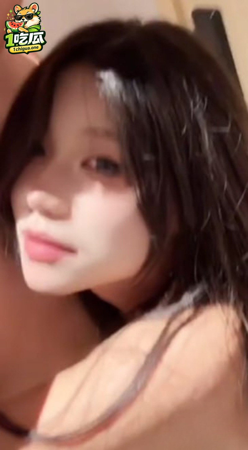 校花级女大何叶私下反差一面