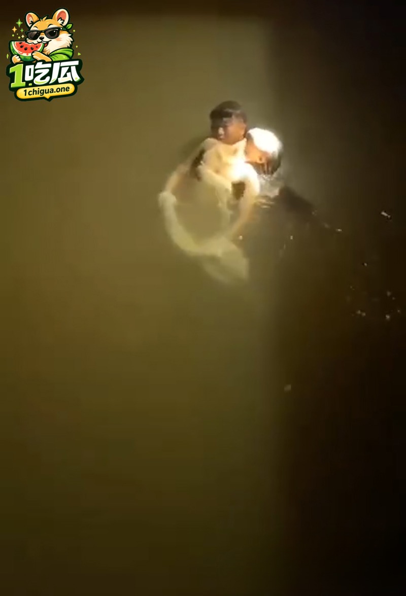 小三跳河被救那惨样