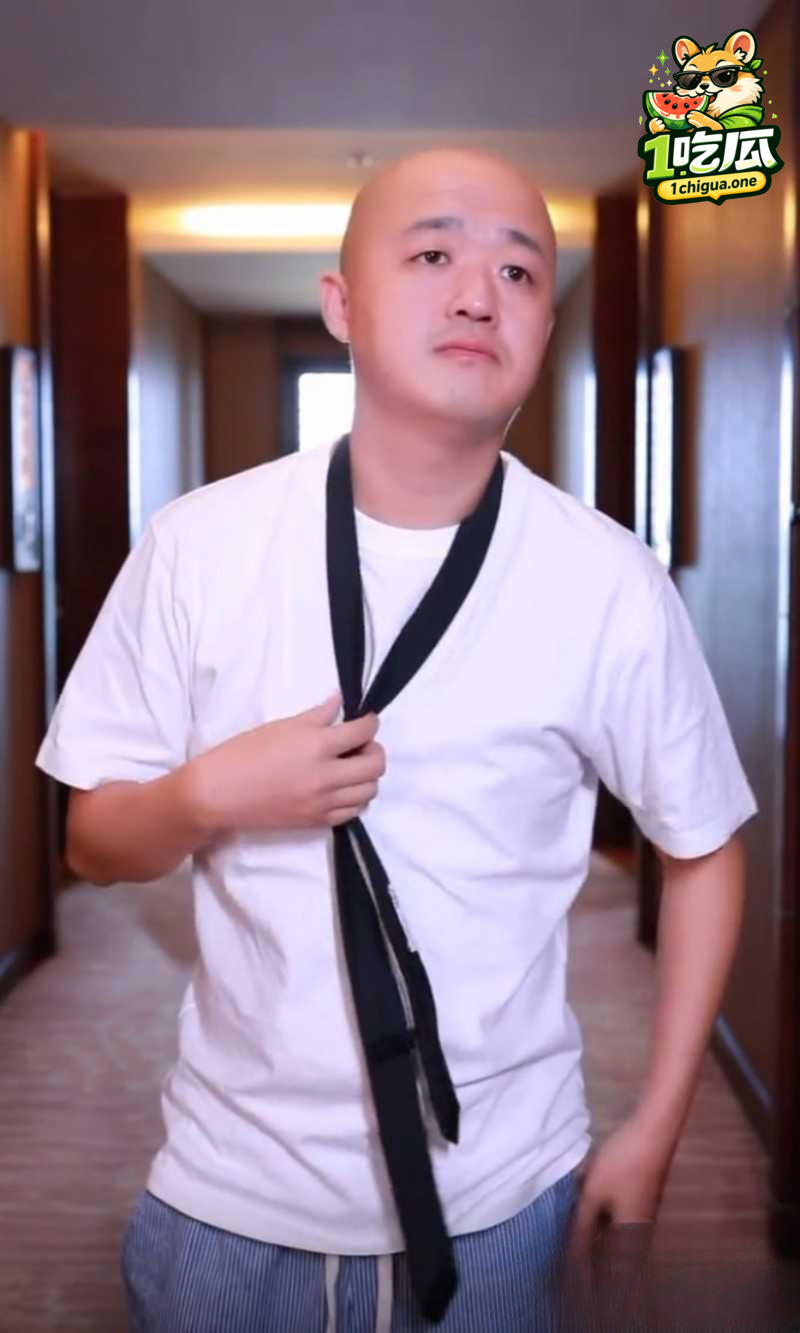 包贝尔再陷出轨门 酒店幽会红发女子7小时 恩爱人设崩塌 早期猛料被悉数曝出