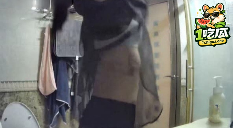晚上十一点监控拍到堂妹洗澡的过程