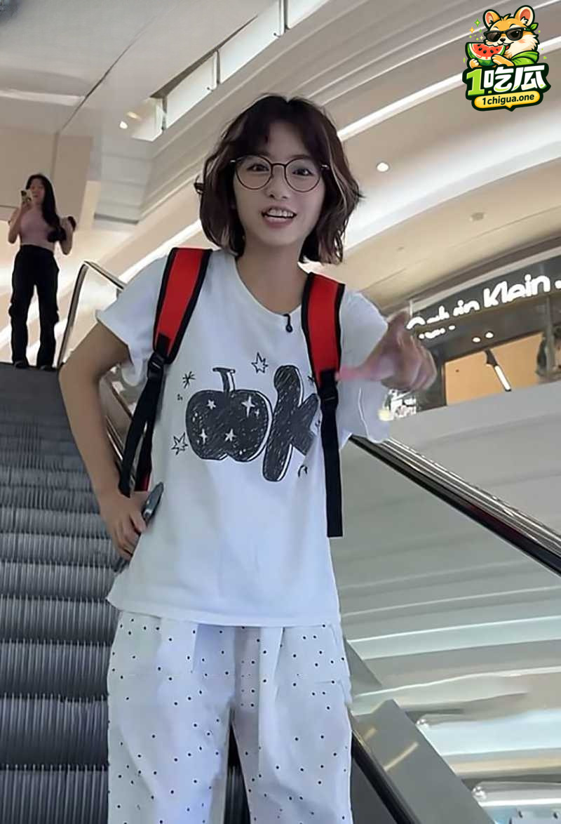 转转美女博主 收手机的CC 全裸视频疯传 自述被造黄谣报案 未想又现性爱猛料