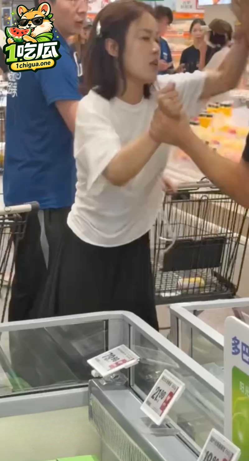超市现场激烈对峙冲突