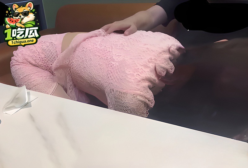 把陌生鸡巴往嘴里塞