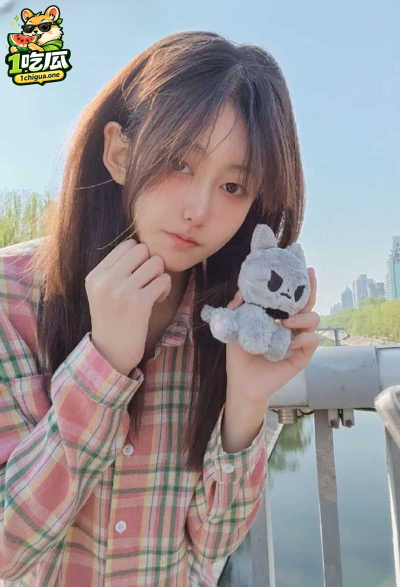广东大学生 佟红杏 偷做金主情妇 露脸埃操拍淫片 戴狗链骑乘骚爆