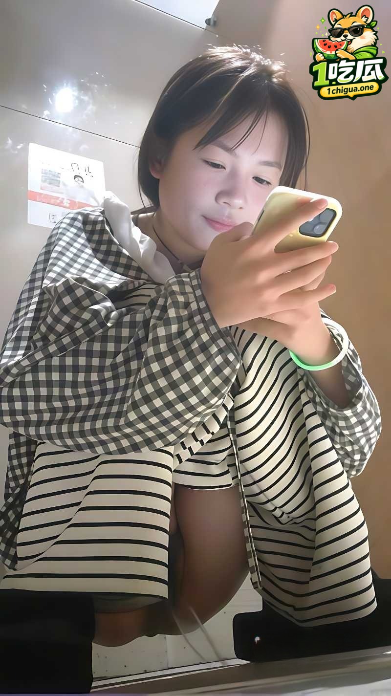 裤子拉低露底