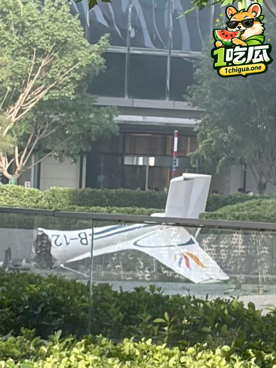 残骸掉在绿化带和人行道