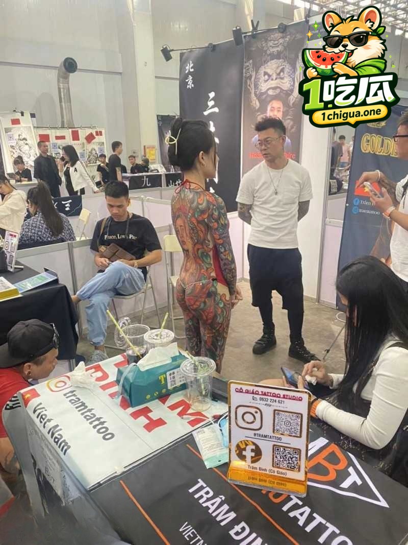 山东国际纹身展第六届开幕 多位通体美女现场大尺度纹身 露逼露奶诱惑十足