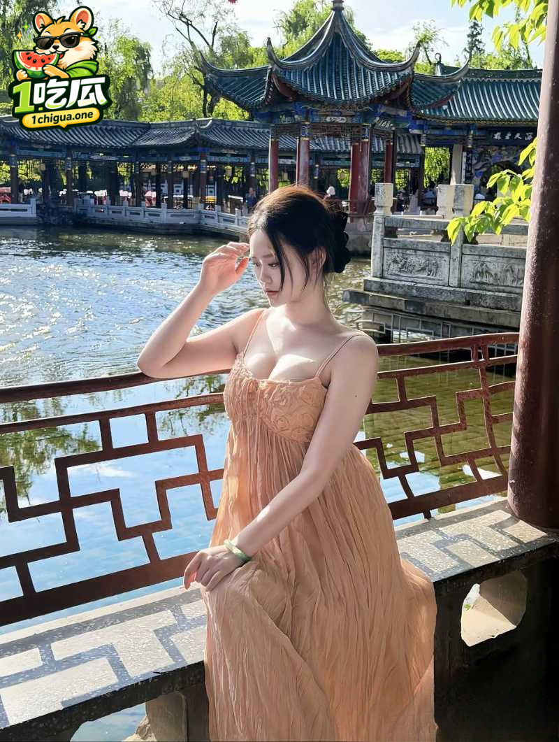 金主发现她偷拍私房