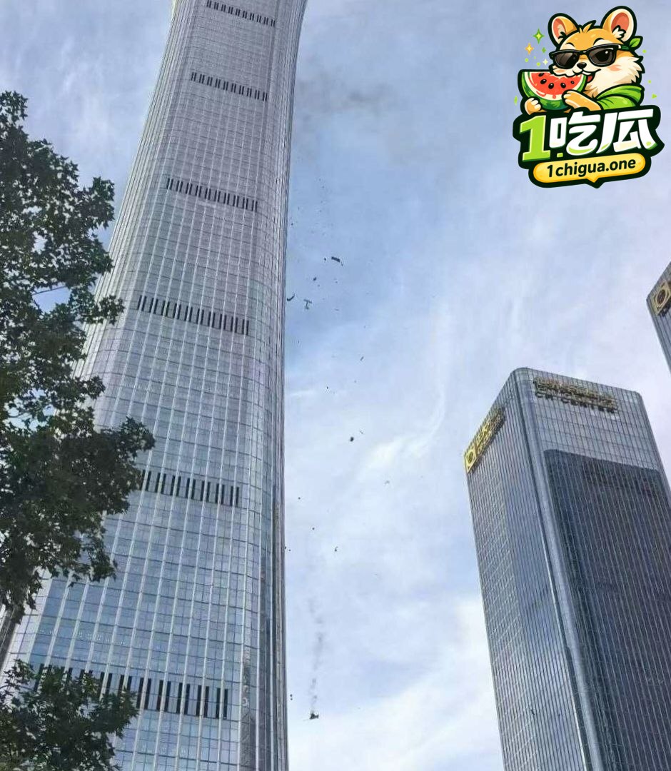 北京中国尊疑遭B12PP小型飞机撞击 残骸断裂散落街头 引起大片路人围观
