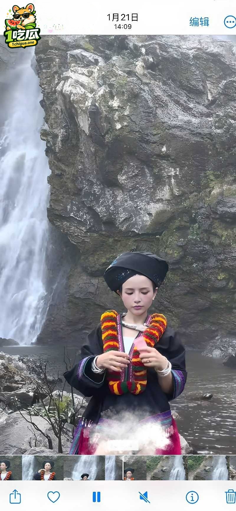 苗族瀑布女孩火爆全网 圣洁民族风撞上性感丁字裤 致命擦边诱惑出圈